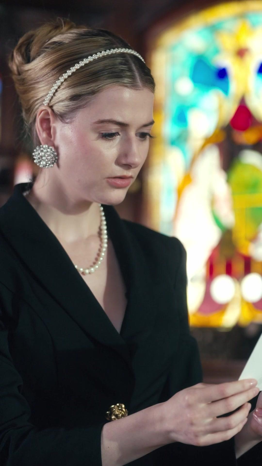 After Switched Fiancé, I Married a Mafia Boss