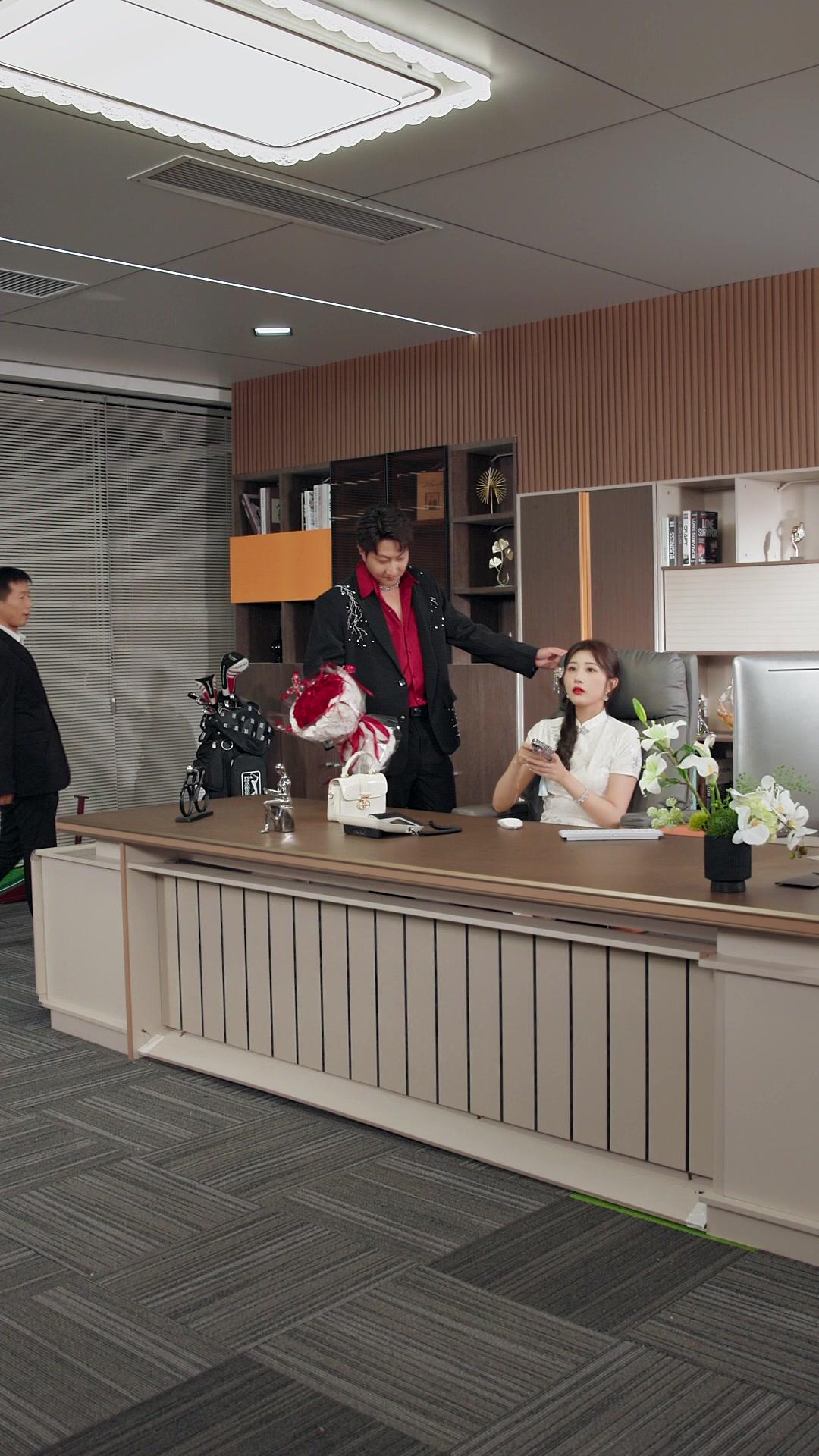 Bosku Jadi Kekasih Sementara Saya