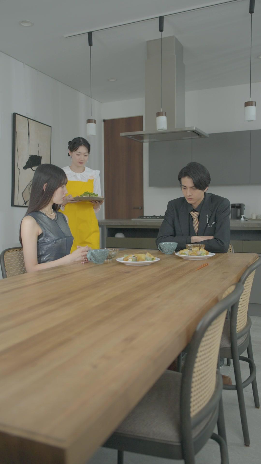 暴君がメイド服で料理？元令嬢を追放した夫の末路