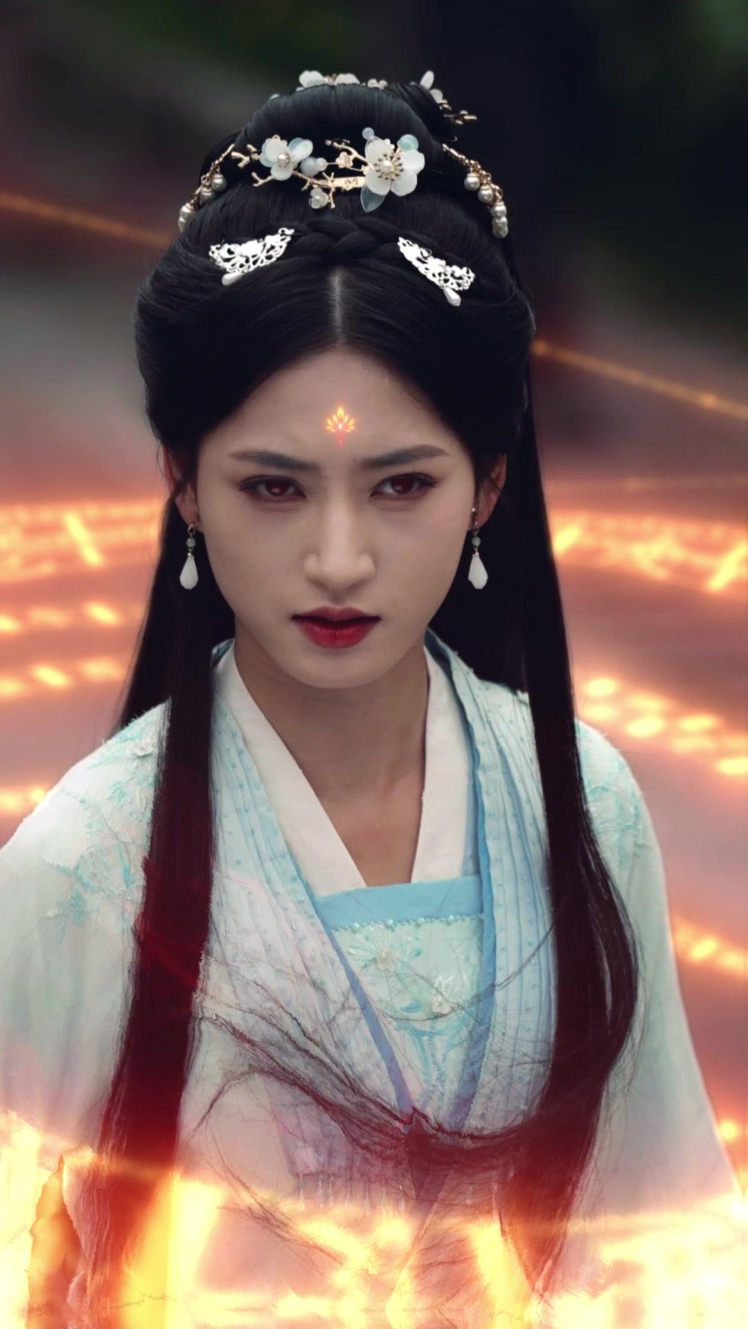 Kriegsheilige: Kronen aus Blut und Zeit