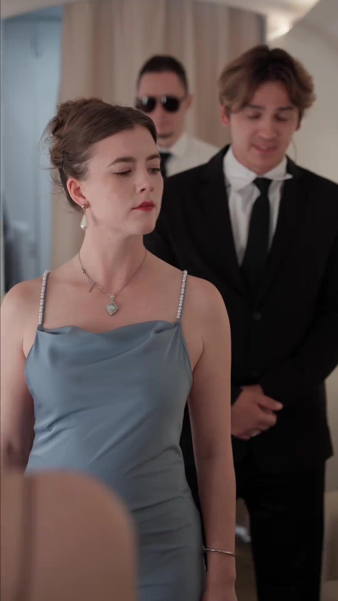 (Doblado) Él no es tu esposo