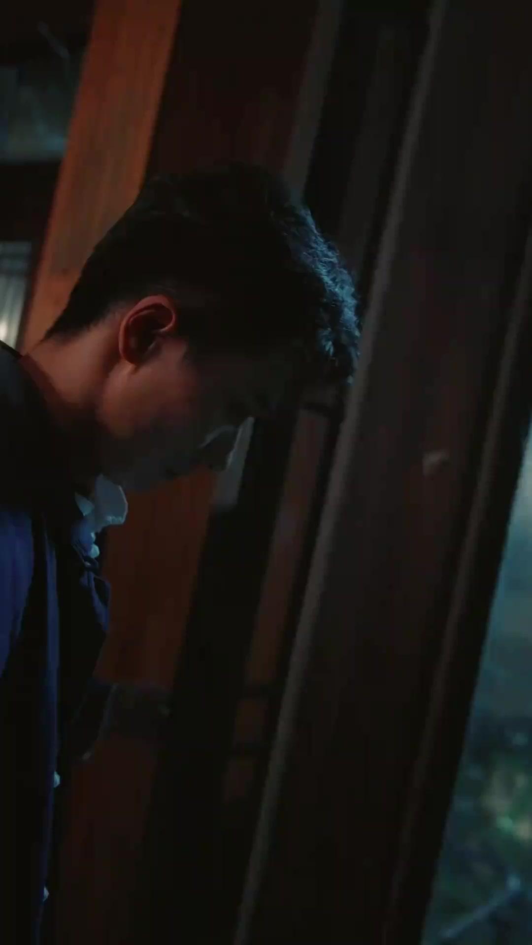 (Doblado) Alzo el filo del Este