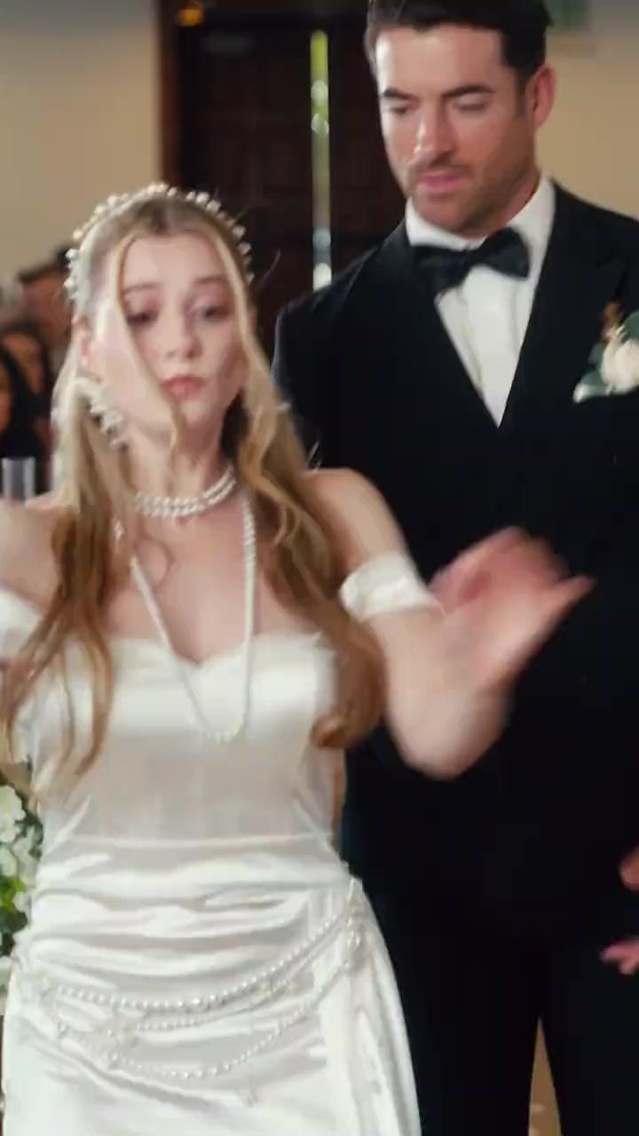 After Switched Fiancé, I Married a Mafia Boss