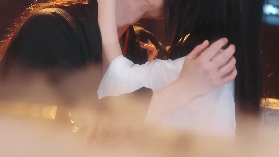 공주의 생존법 ep-1: 꽃잎 속 비밀의 키스와 팔에 피어난 황금 연기