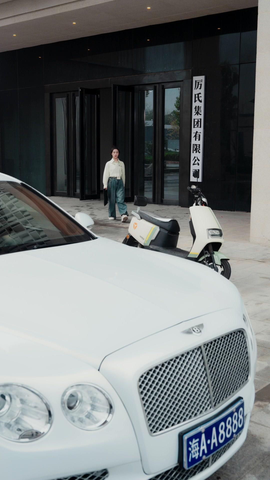 Boss Jatuh Cinta pada Pembantu