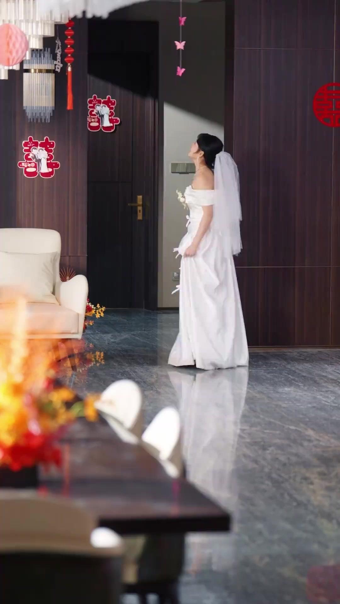 DÉCHIRANT SA ROBE DE MARIÉE