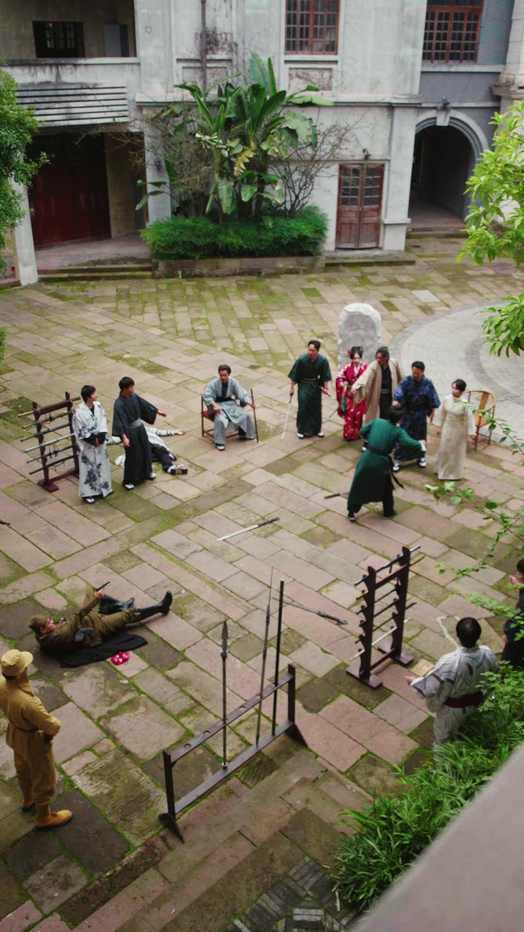 Alzo el filo del Este 