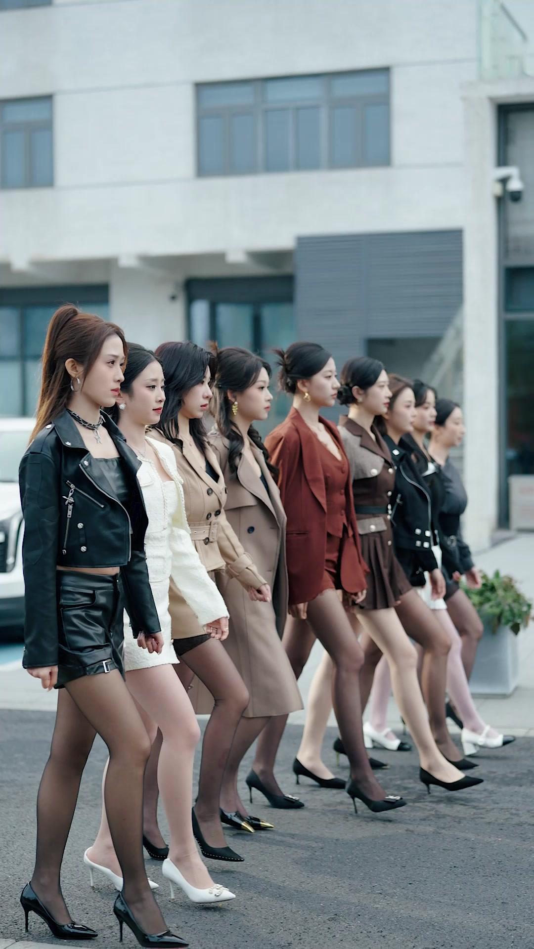 What? 9 Billionaire Sisters!