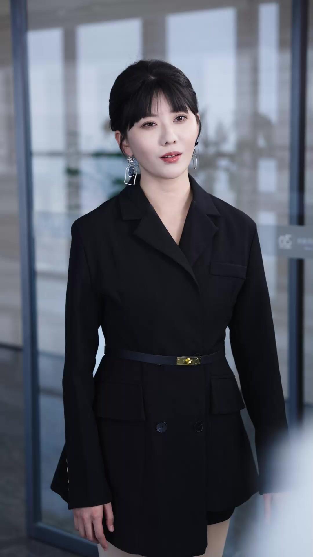 D'AMANT SECRET À PDG À LA MAIN DE FER