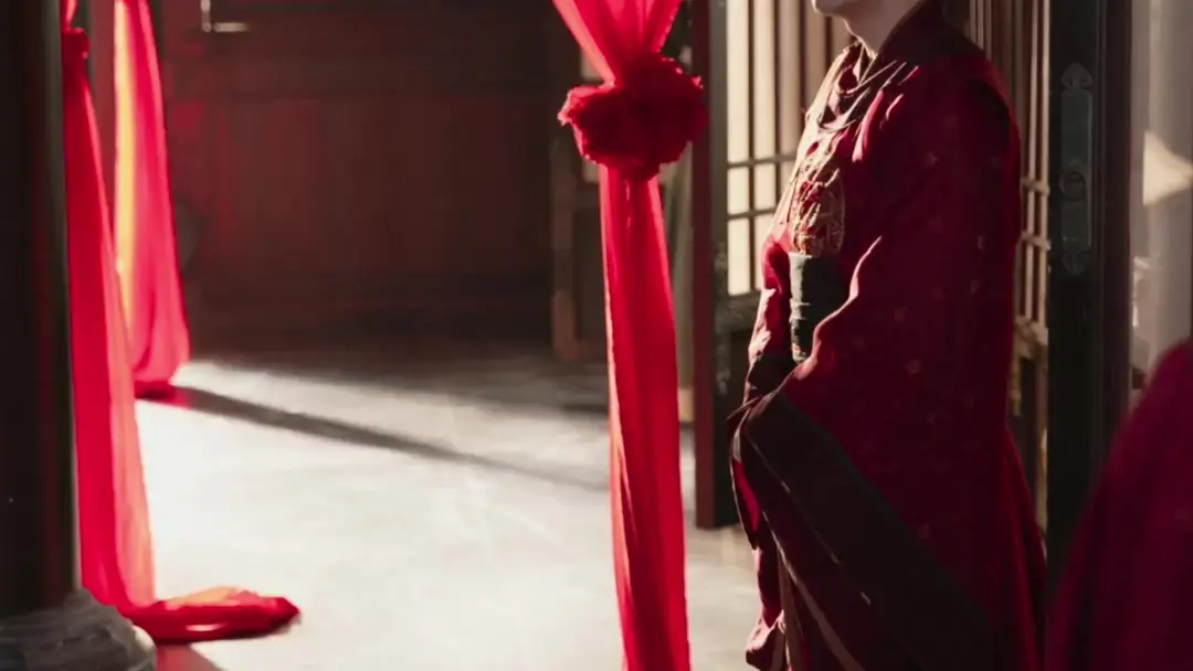 Dua Kuasa Menjadi Satu: Ketegangan di Balik Tirai Merah