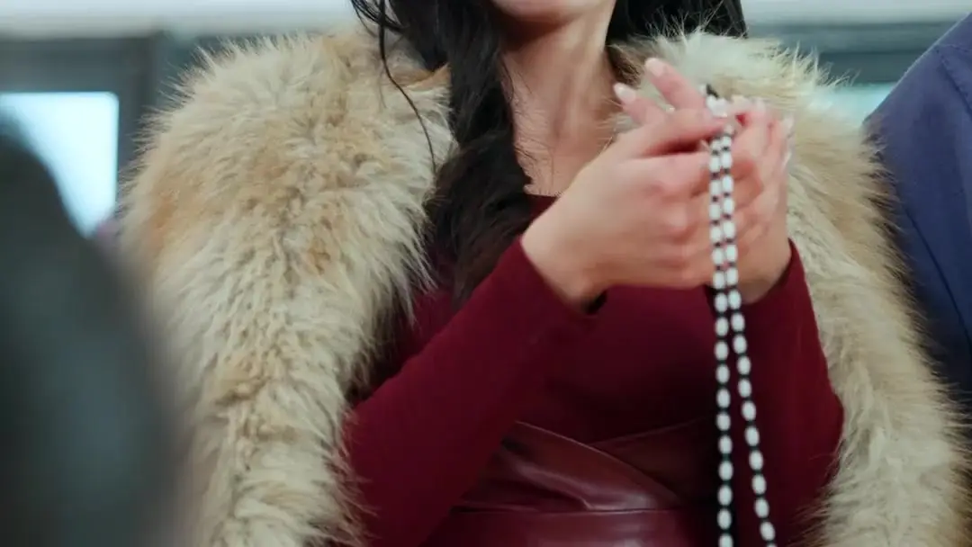 豪門太后在民間：珍珠斷裂時，她踩碎的不只是玉墜