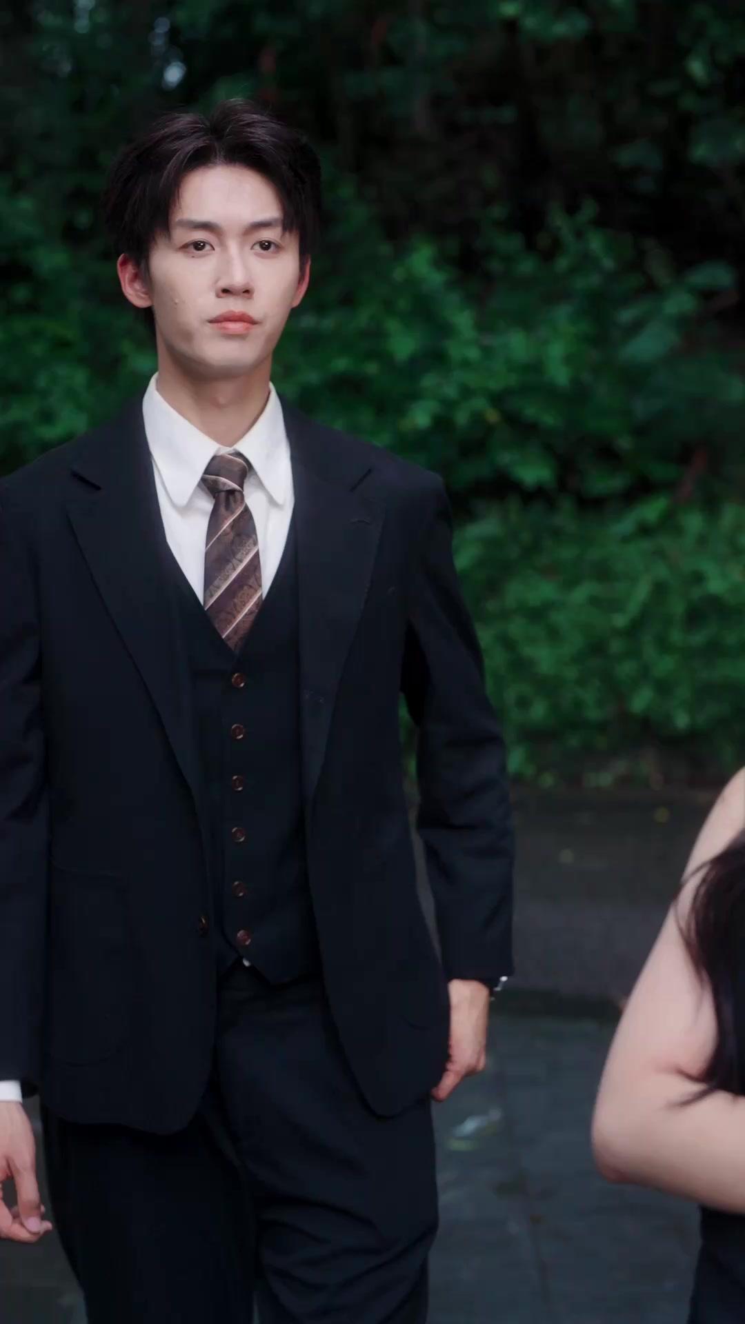 Kenari Di Dahan Tertinggi