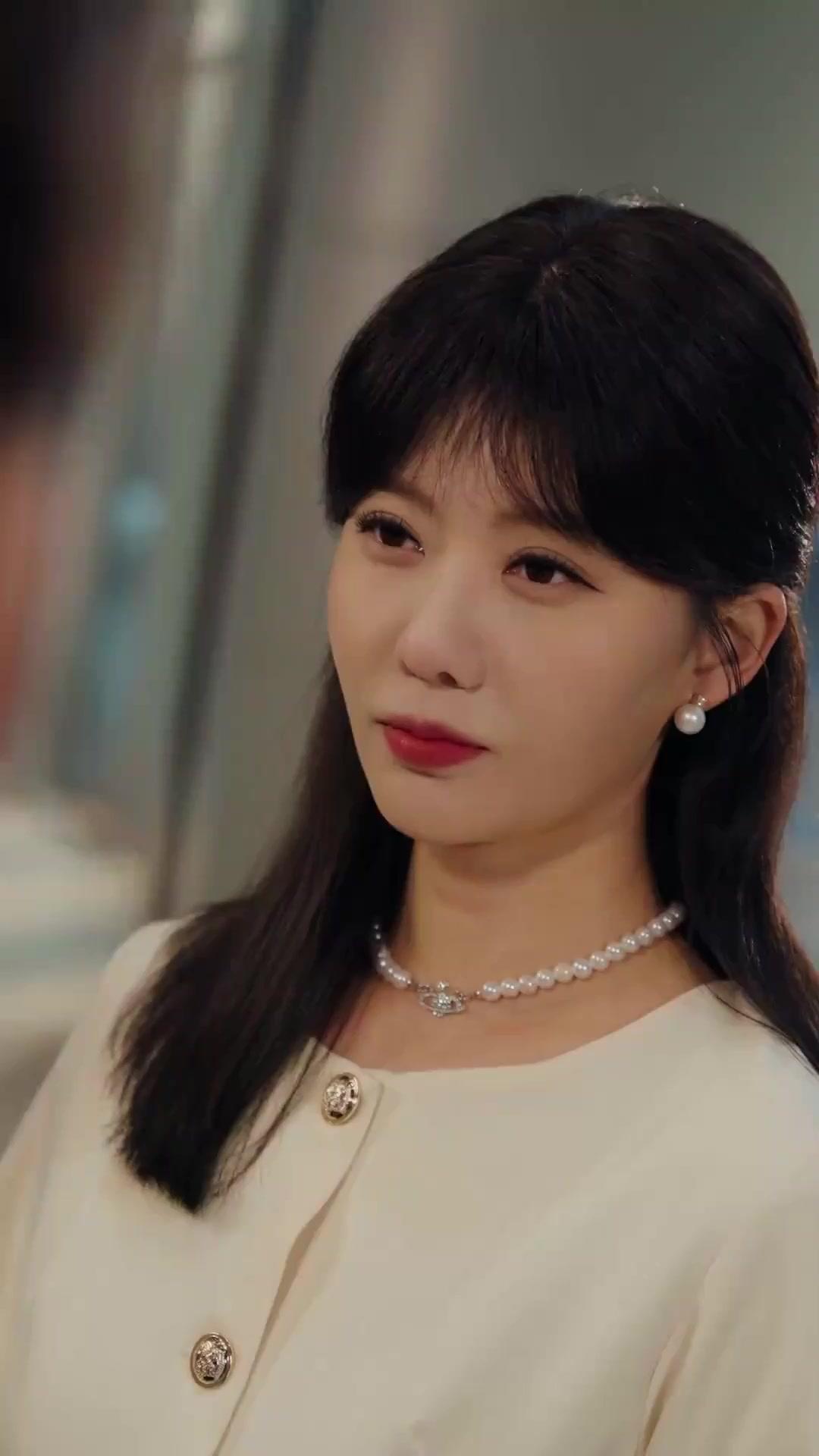 Khuôn Mặt Bà Già