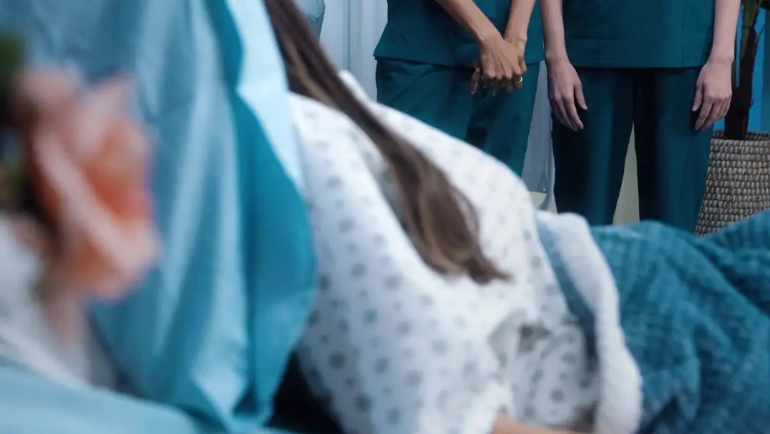 Il tuo amore è arrivato dopo l'addio: il segreto di Elena e la stanza con le persiane