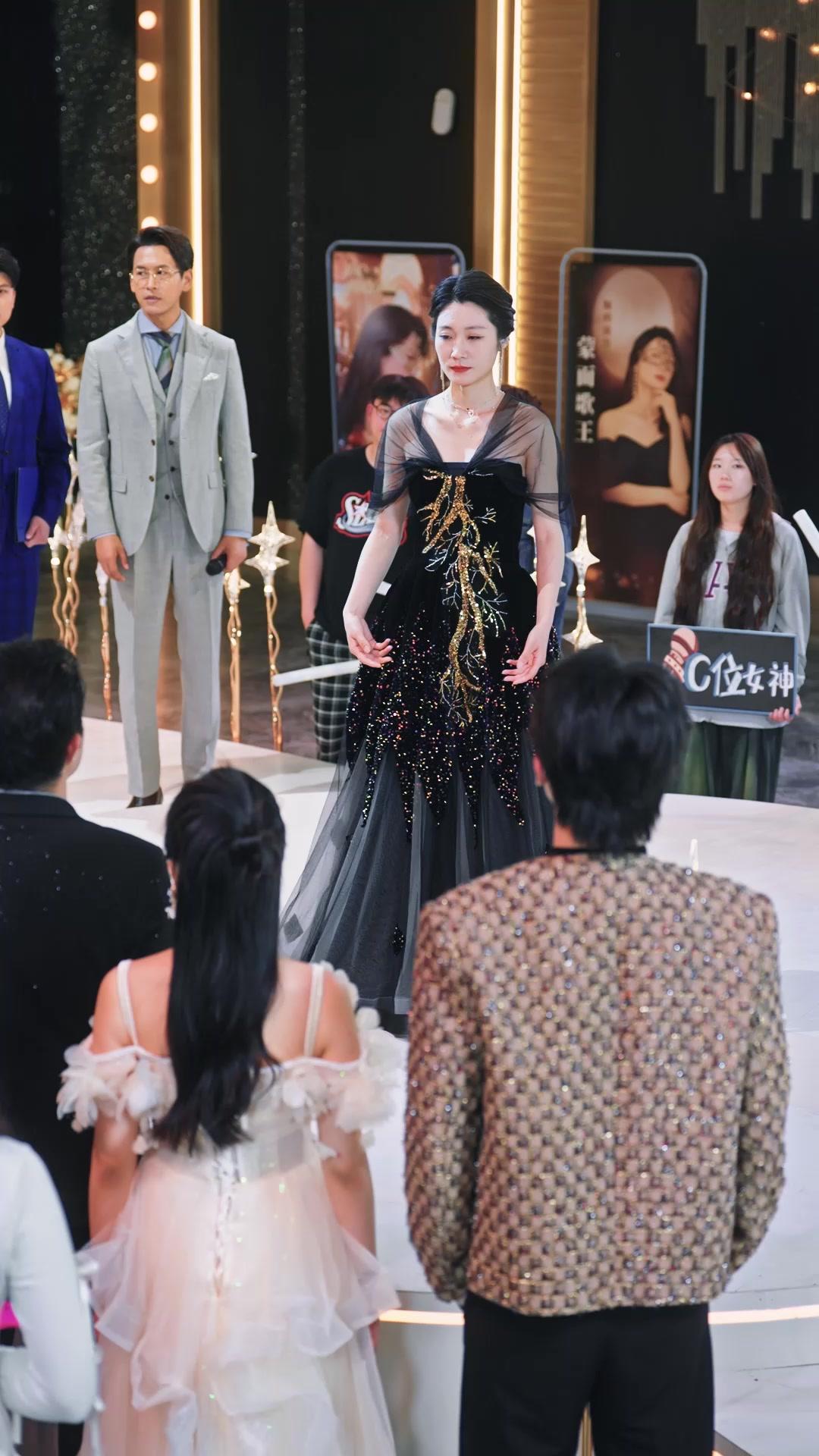 Sang Penyanyi Dibalik Topeng