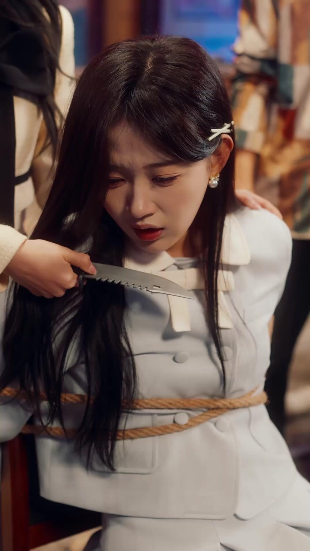 Air Mata di Balik Topeng Bisu