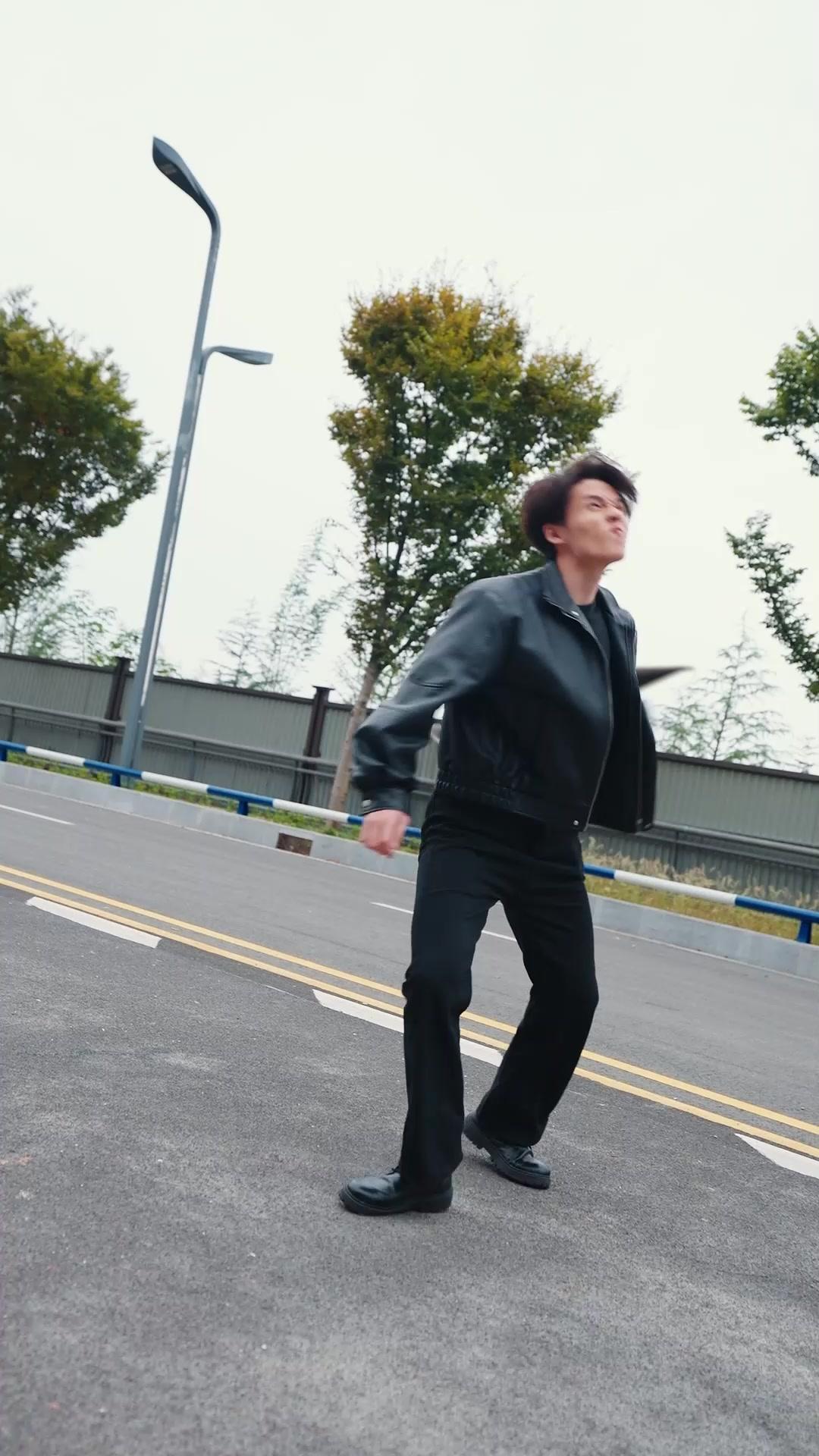 LA BELLE ET LE GARDE