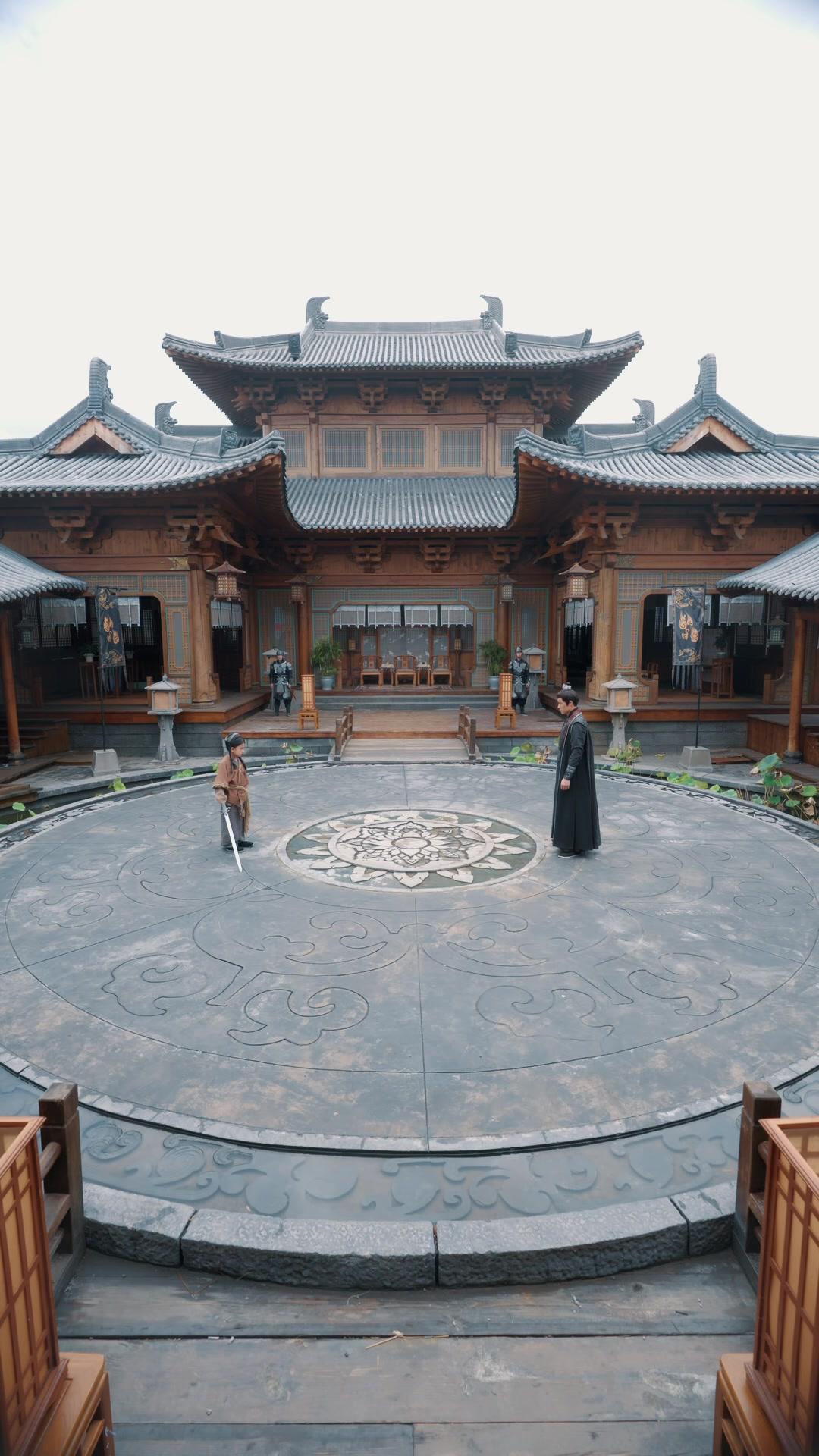 แปดปีใต้เงาสวรรค์