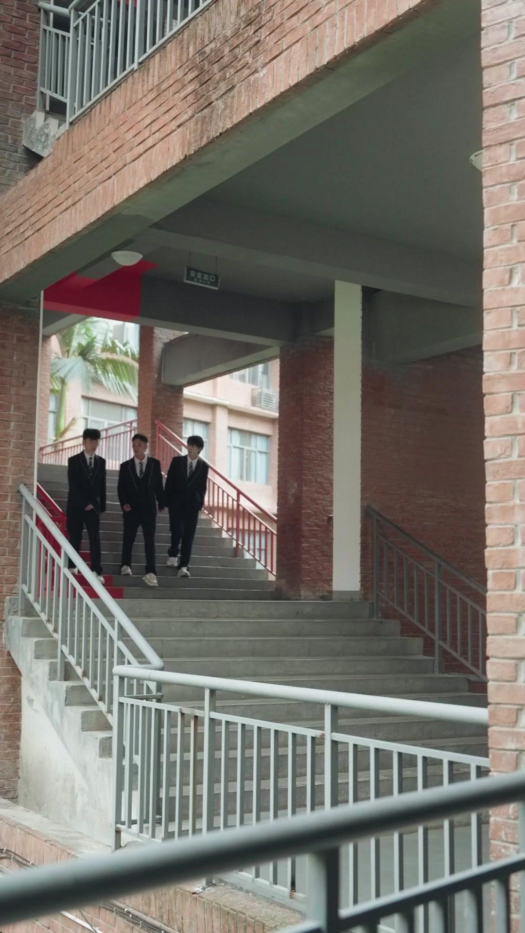 Nueva profesora: bella e imponente