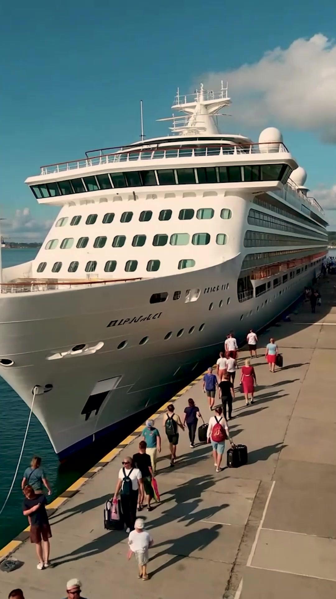 A Mistake at Sea: The Evil Bride Crossed the Billionaire Madam