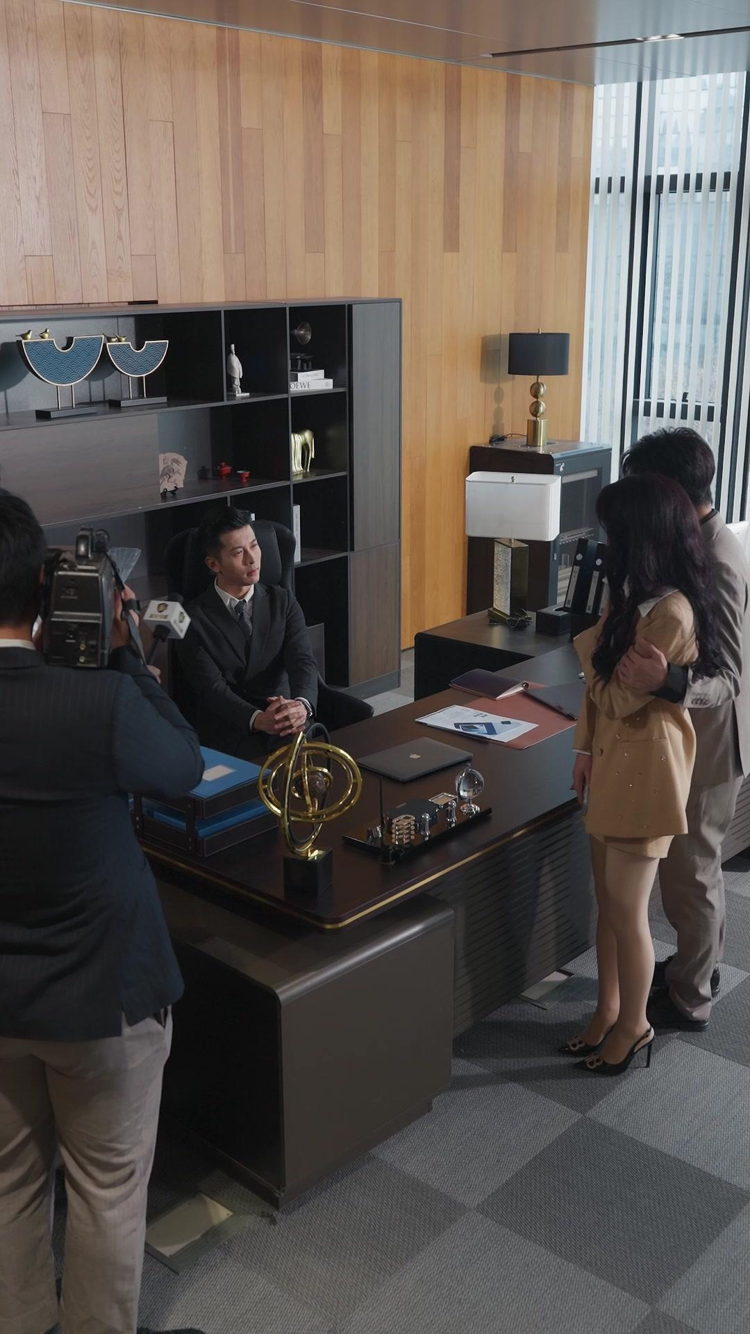 她當眾求婚白月光那天