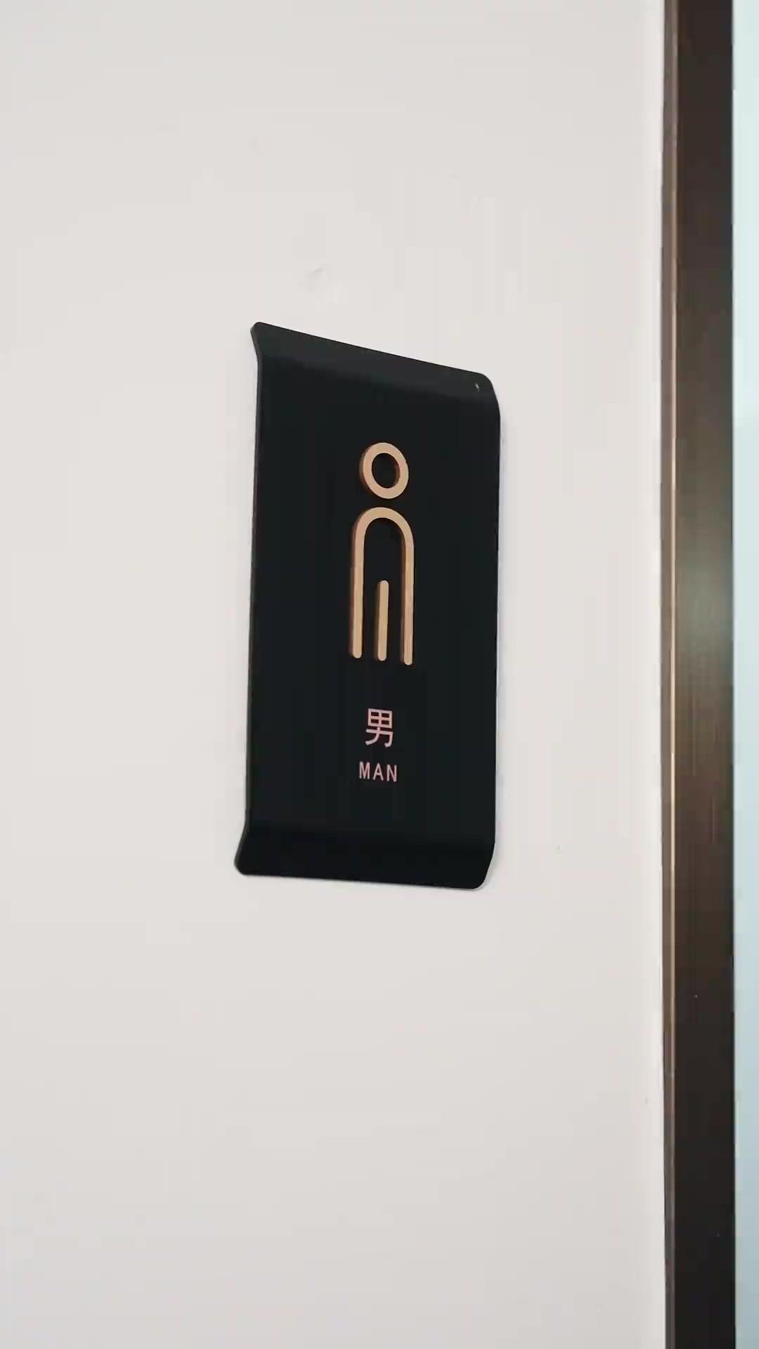 (مدبلج) الحسناء وحارسها المدهش