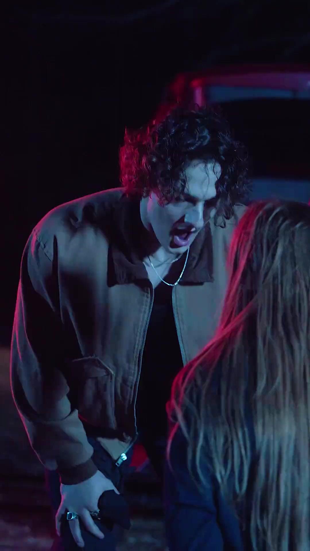 (Dublagem)A Coroa Além do Túmulo