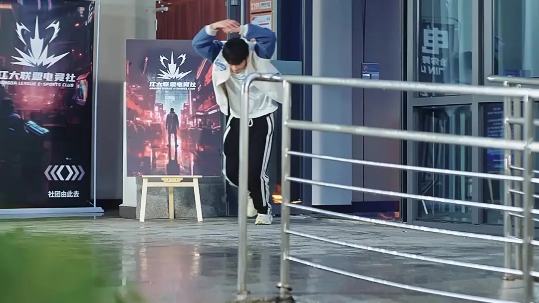 Campus Queen Falls for Me After My First Love Betrayed Me: When Rain Reveals Who You Really Are