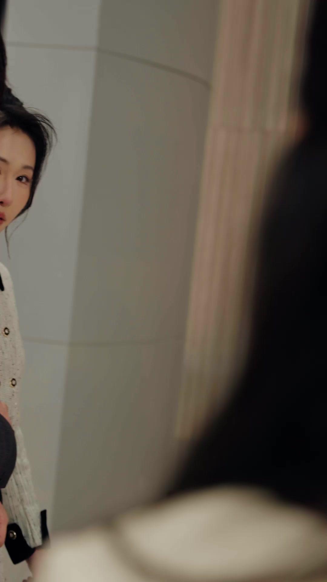 Khuôn Mặt Bà Già