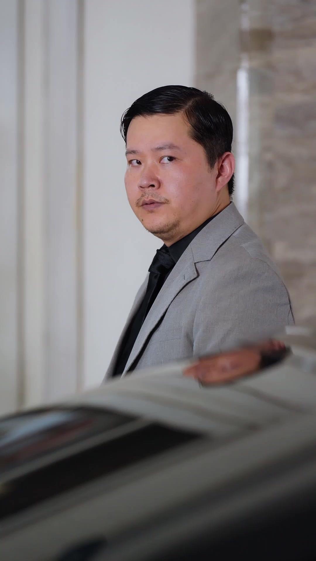 NE JOUEZ PAS AVEC ELLE !