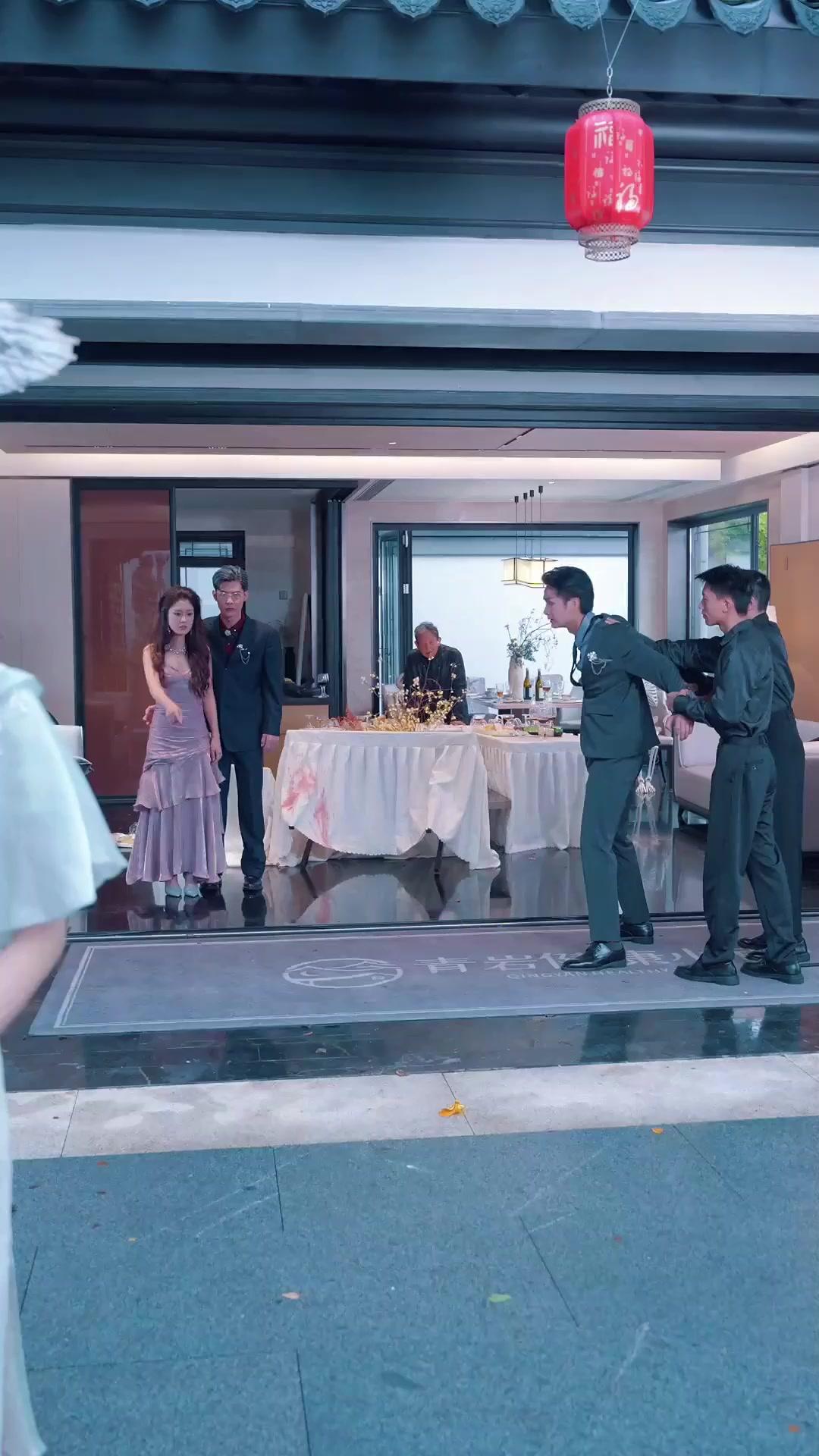 LE CŒUR BRISÉ DE L'ANCIENNE