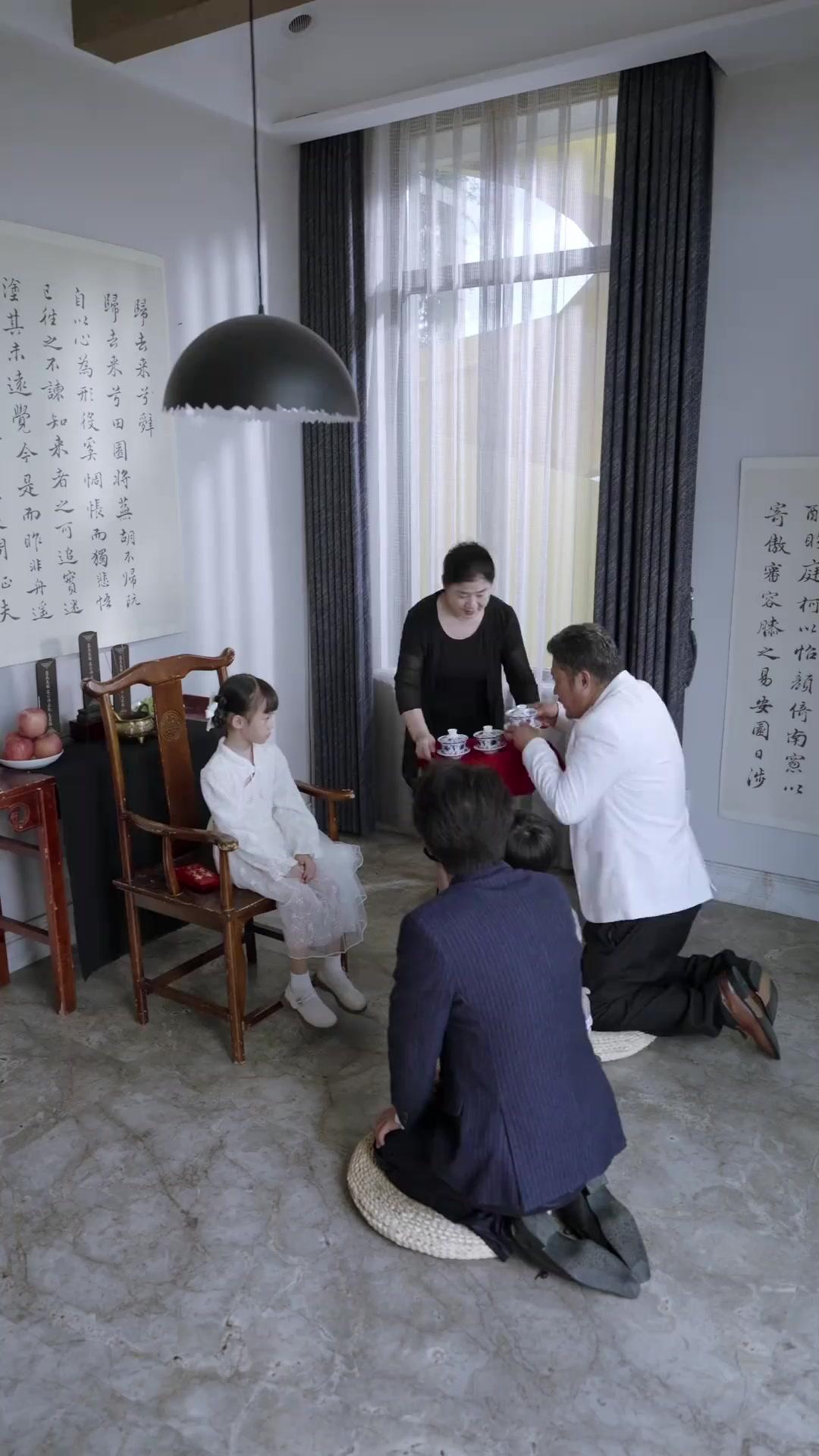 (Dublagem)A Bisavó de 7 Anos Conserta a Família