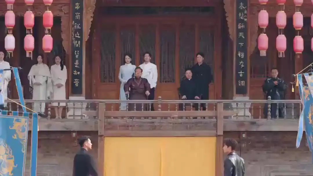 (Dublajlı) Ölümsüz Düştü Dünyaya, Eşim Kara Anka: Kırmızı Halı Üzerindeki İhanet ve Şeref Savaşı