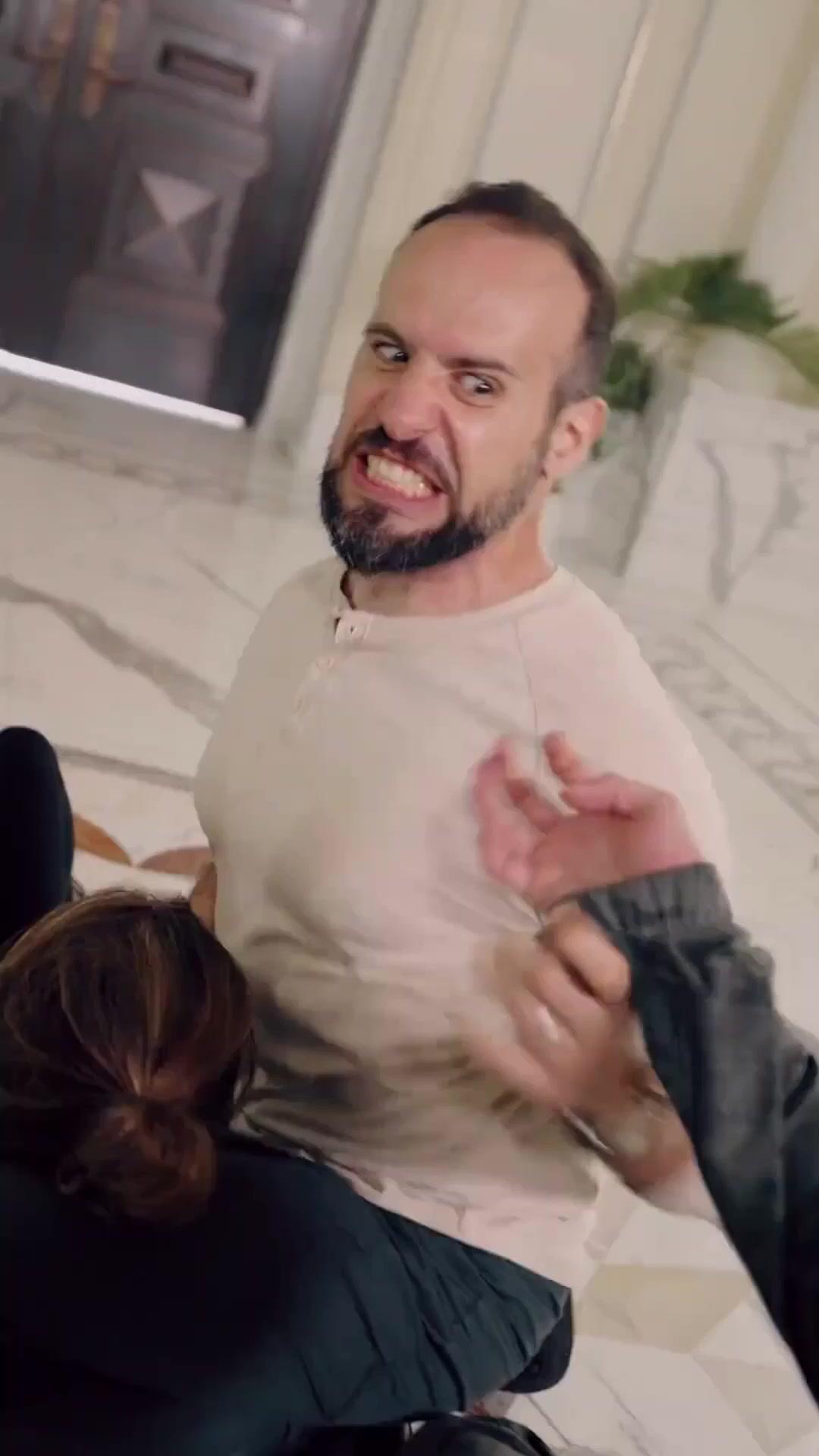 (Doblado) Los puños del engaño