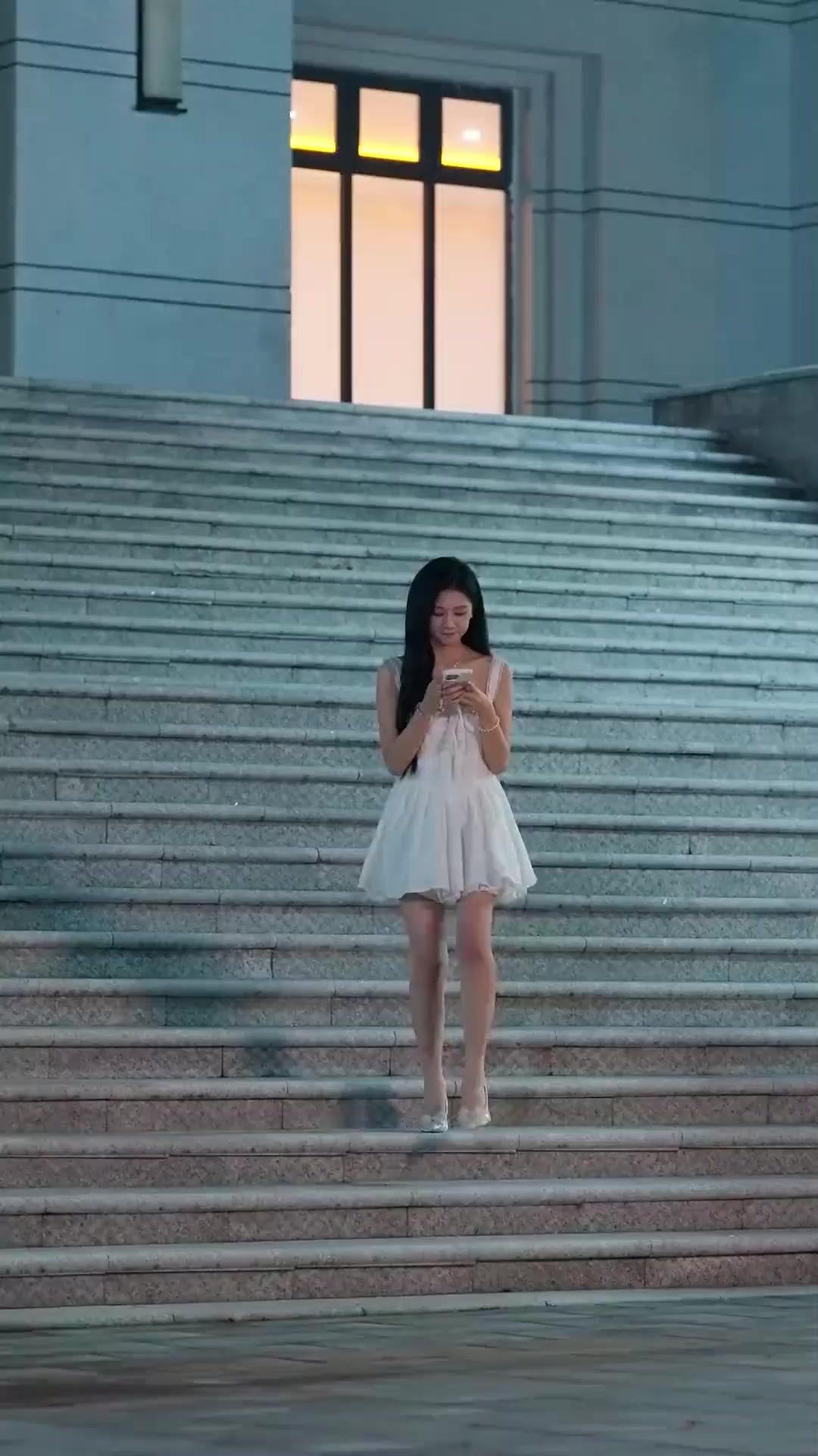 (Sulih suara) Primadona dan Pengawalnya