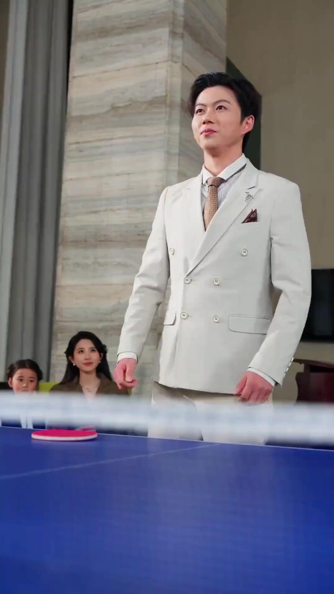 (Doblado) Reina chiquita del tenis de mesa