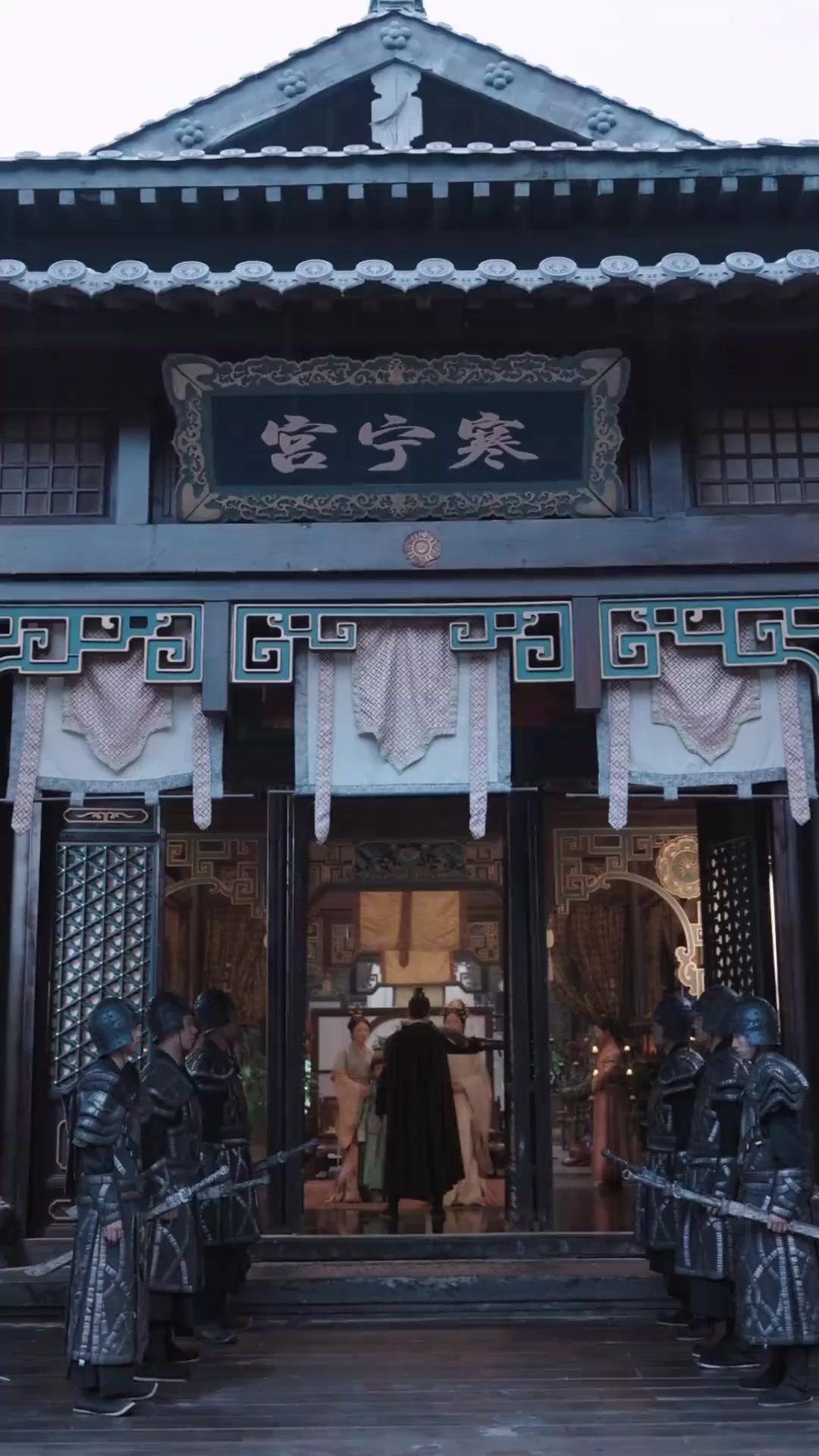 กลรักใต้ร่มบารมี