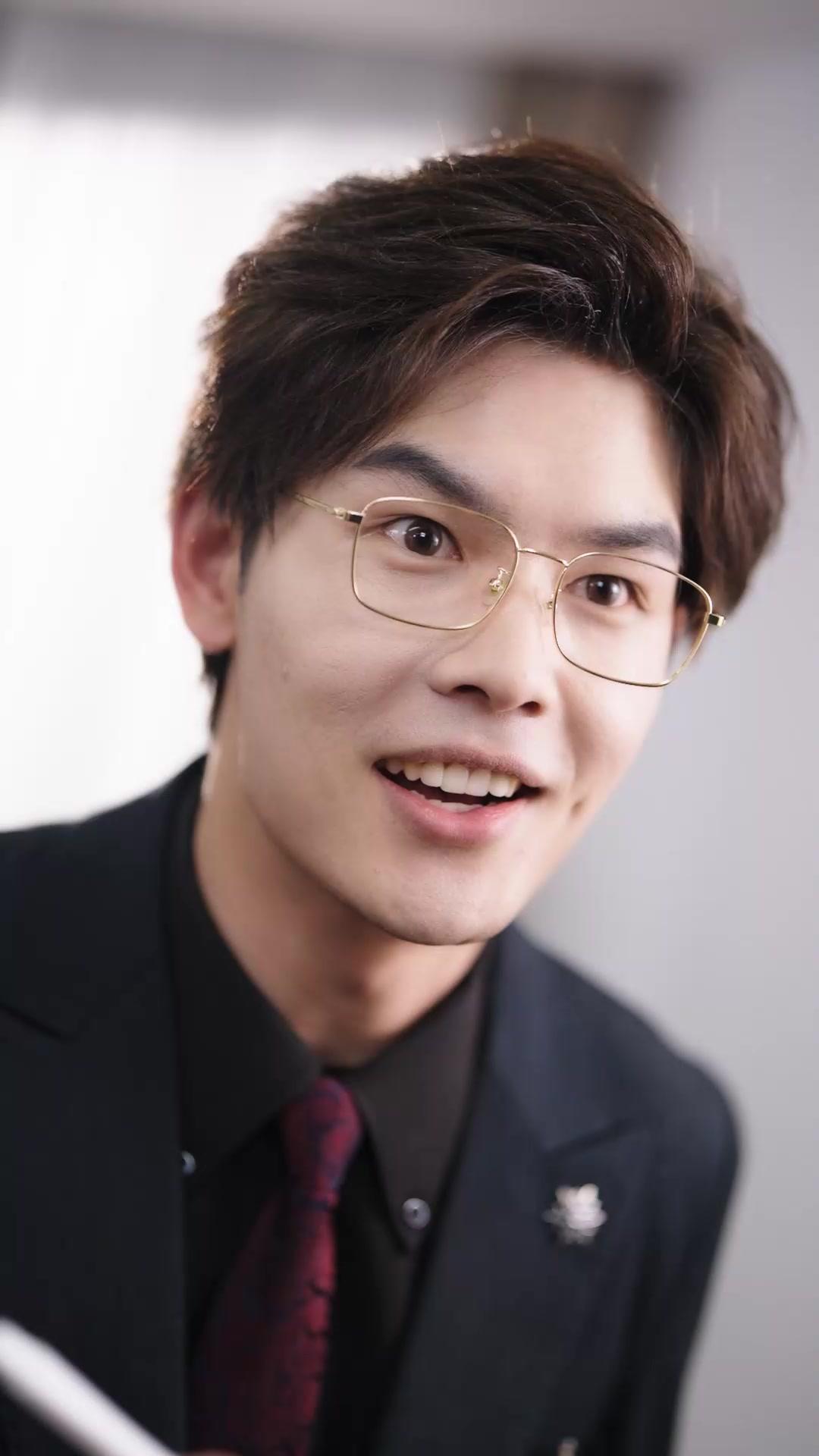 D'AMANT SECRET À PDG À LA MAIN DE FER