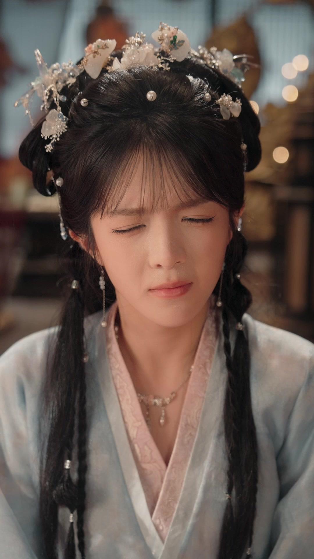 Kaisar, Musuhmu Aneh