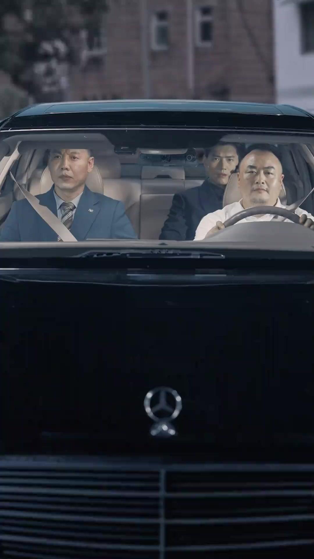 وردة تنبت بين الأشواك