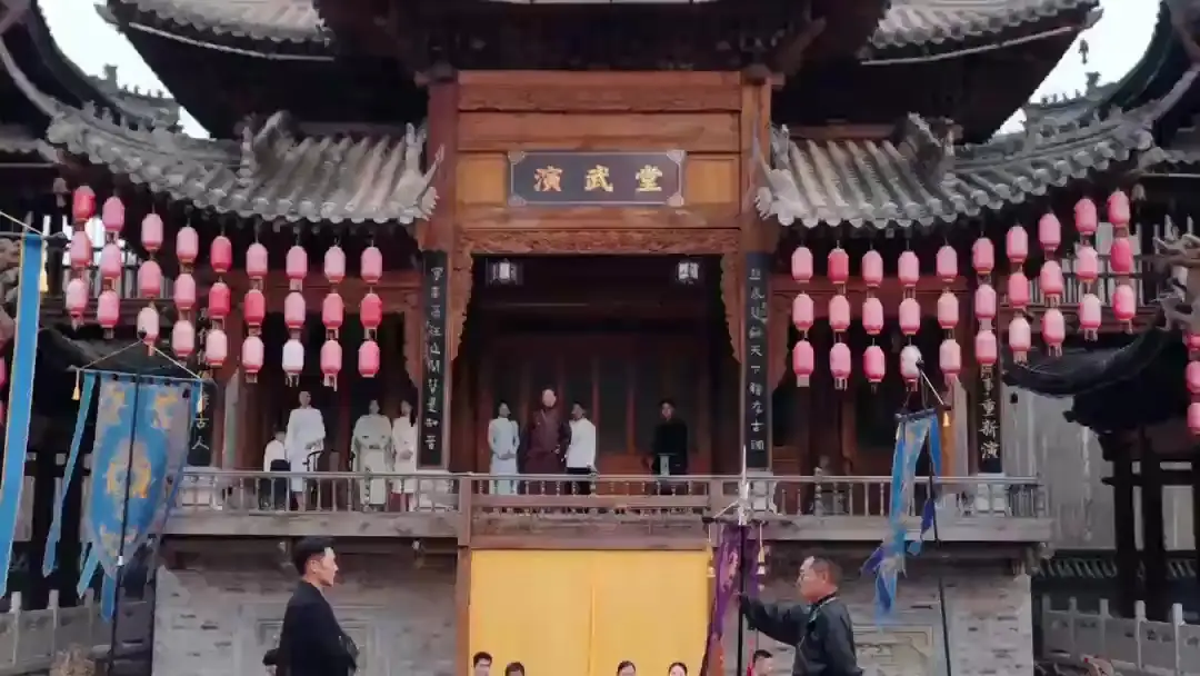 (Dublajlı) Ölümsüz Düştü Dünyaya, Eşim Kara Anka: Kırmızı Halı Üzerindeki Ölüm ve İhanet