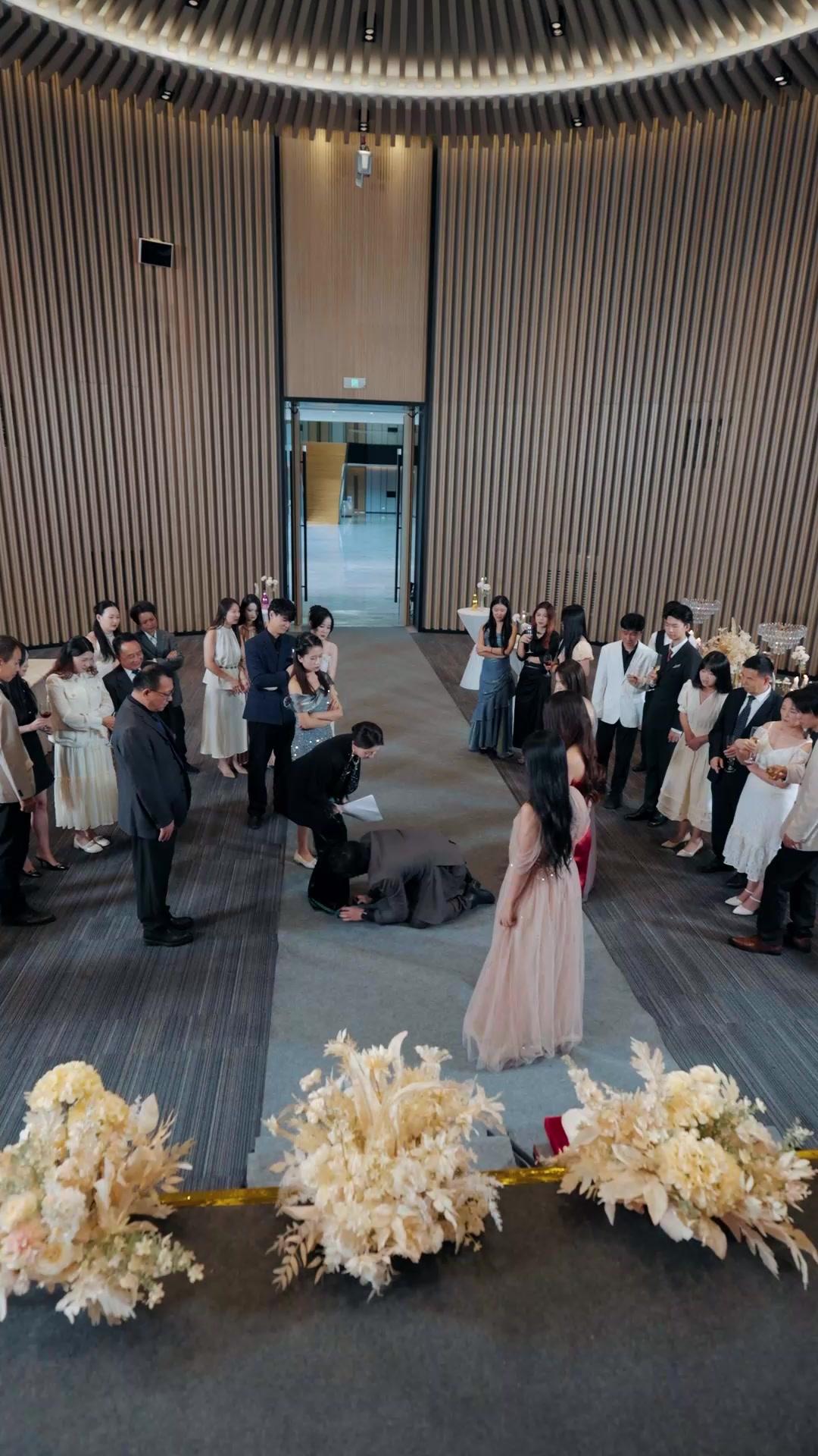 Di Balik Senyum Palsu