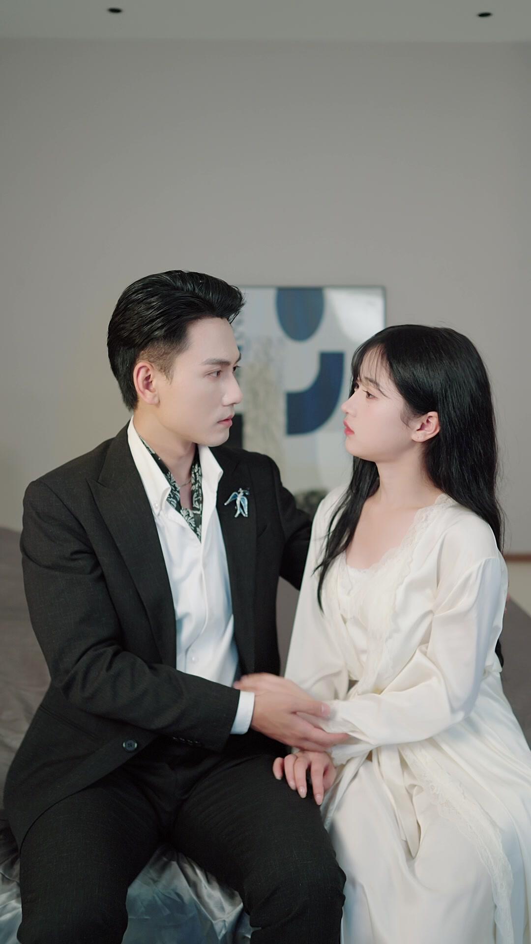 Help! My Reborn Queen Needs My Favor!