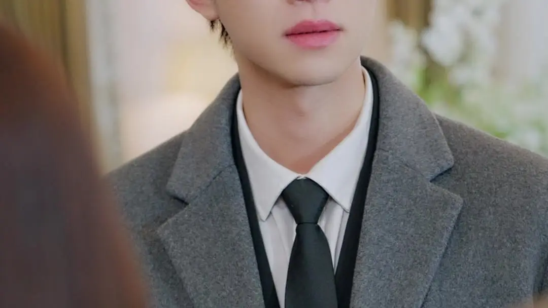 Giấc Mộng Hào Môn: Chiếc Điện Thoại Xanh Và Nụ Cười Đầy Tính Toán