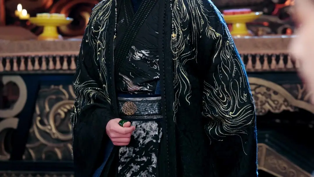 حب يولد من الكراهية: لحظة الابتسامة التي قلبت مصير لي تينغ