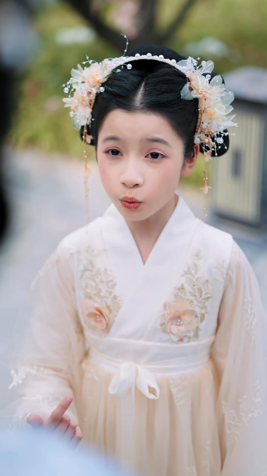  Putri Hoki Bikin Heboh Istana