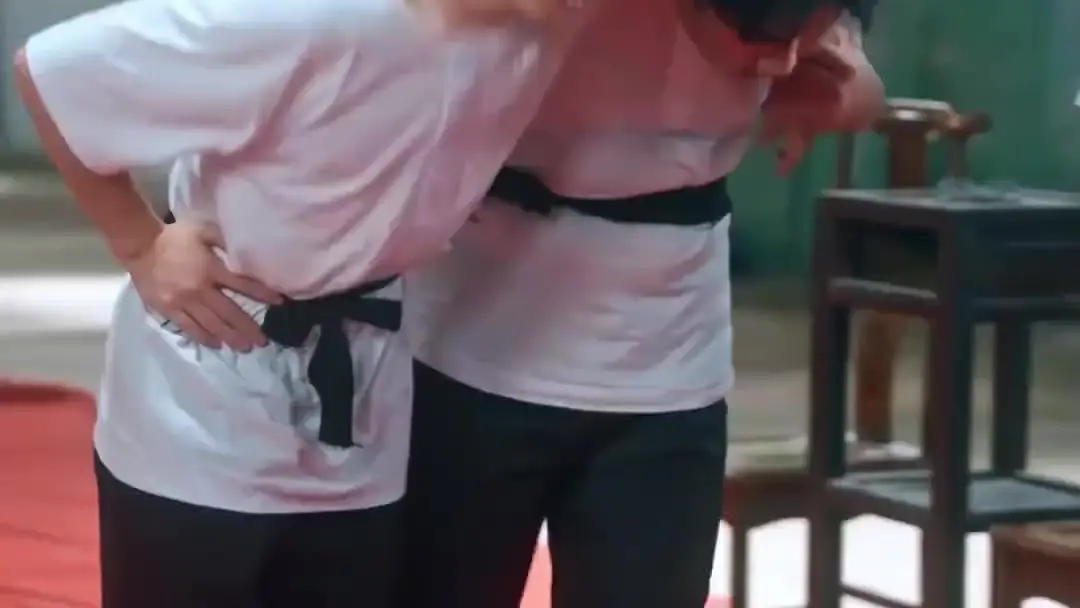 นางงามเหนือโลก ความลับที่ซ่อนอยู่ในไม้เท้าและสายตา