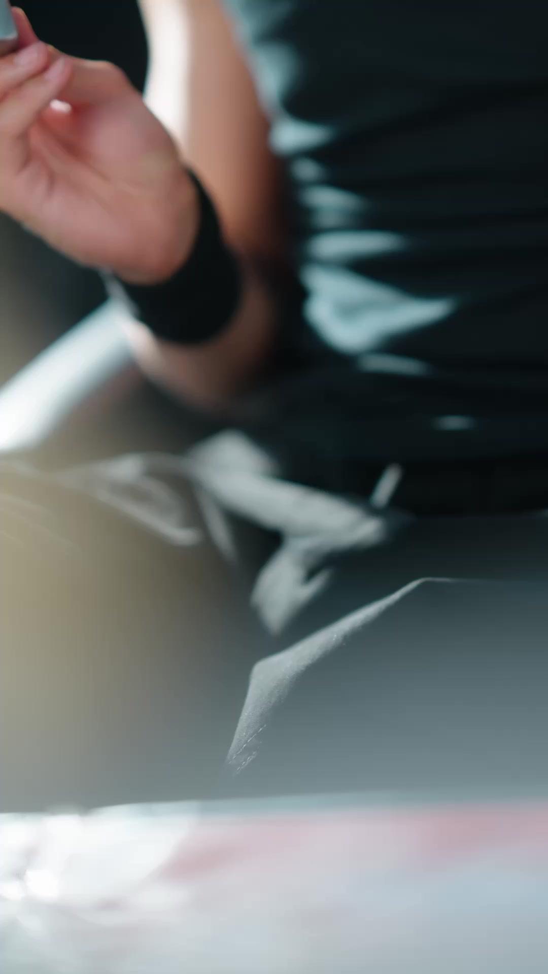 Dalam Pelukannya, Aku Bebas