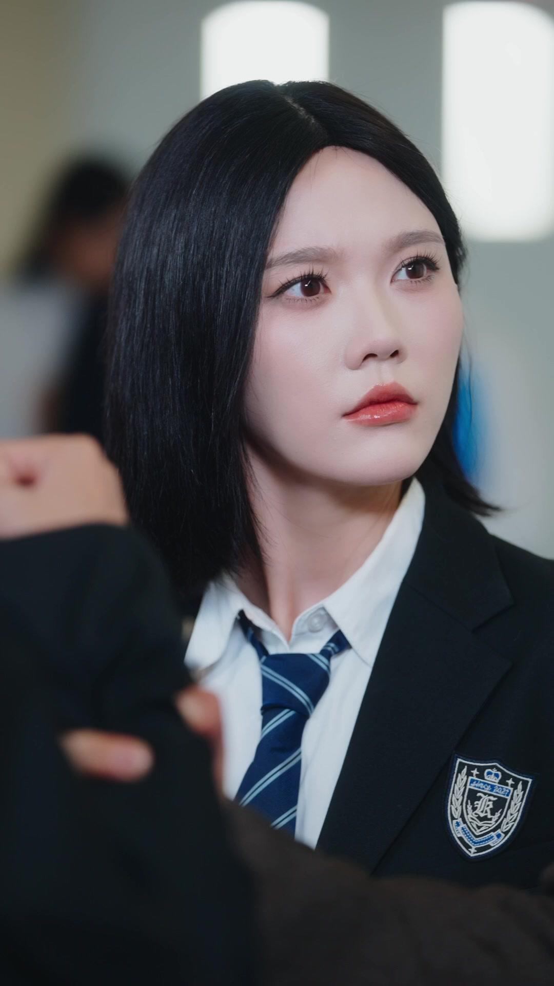 Ratu Kiamat Menakluk Keluarga Kaya