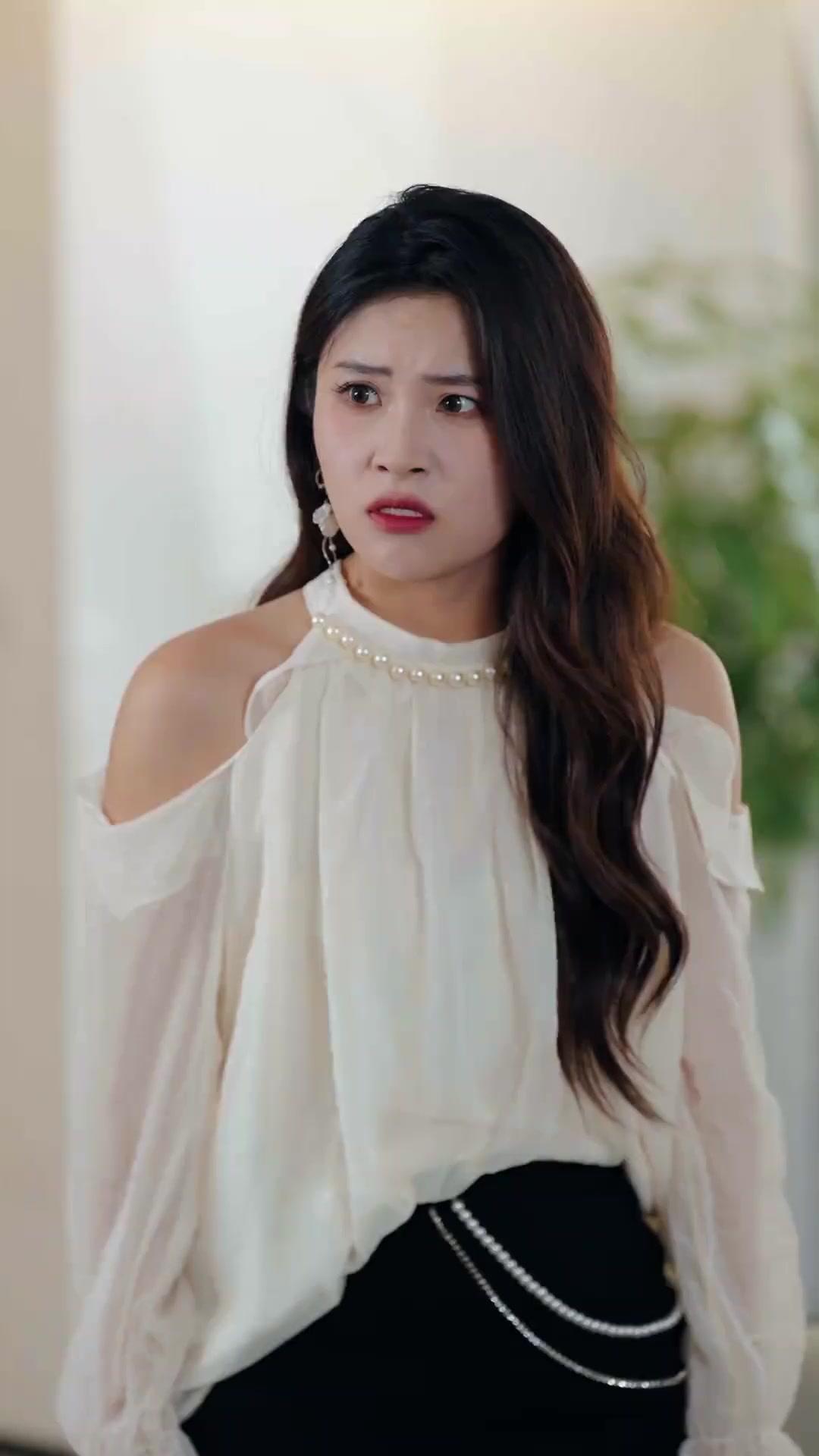 Di Balik Senyum Palsu